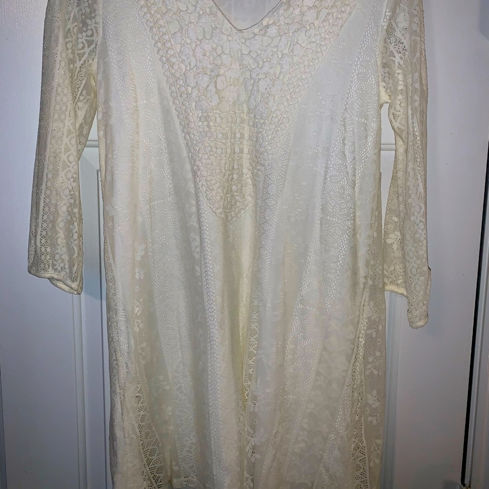 Short Ivory lace dress, condition is GOOD. Size Small. Xhileration brand.